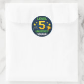 Level 5 freigeschalteter personalisierter Geburtst Runder Aufkleber (Tasche)