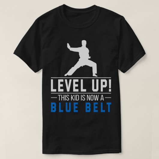 Level Up Dieses Kind ist jetzt ein Blue Belt Karat T-Shirt (Design vorne)