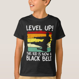 Level Up Dieses Kind ist jetzt ein schwarzer Gürte T-Shirt