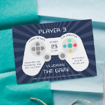 Level Up | Einladung der Babydusche<br><div class="desc">Niedliche Gamer Theme Baby Dusche Einladungen mit einem Videospiel-Controller mit "Player 3 ist am Spiel beteiligt" angezeigt in Retro-Schrift,  mit Ihren Baby Dusche Details auf dem Spiel-Controller. Die Spiele-Thematisierte Babydusche-Einladungen kehren zu einem passenden Muster von Retro-Videospielsteuerungen und Handkonsolen zurück.</div>