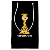 Level Up Funny Giraffe Pun Dark BG Kleine Geschenktüte (Vorderseite)