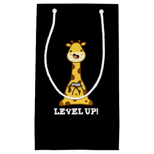 Level Up Funny Giraffe Pun Dark BG Kleine Geschenktüte (Vorderseite)