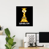 Level Up Funny Giraffe Pun Dark BG Poster (Heimbüro)