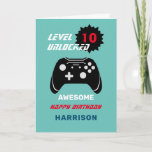 Level Up Gamer Kids Personalisiertes Alter Geburts Karte<br><div class="desc">Das einzige, was für all jene Kinder, die Computerspiele spielen, die auf ihren Konsolen erschaffen, wissen Sie, sie können sich nicht selbst aus ihrem Zimmer ziehen. Dieses "Level Unlocks" Design mit dem Bild eines Controllers ist einfach zu anpassen mit einem Namen, Alter und Nachricht, für diese extra besondere Touch ohne...</div>