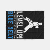 Level Up! This Kid Is Now A Blue Belt Karate Award Fleecedecke (Vorderseite (Horizontal))