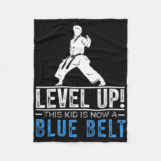 Level Up! This Kid Is Now A Blue Belt Karate Award Fleecedecke (Vorderseite)