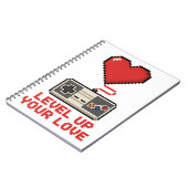 Level Up Your Love, Retro Pixel Gaming Design Notizblock (Linke Seite)