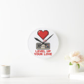 Level Up Your Love, Retro Pixel Gaming Design Runde Wanduhr (Zuhause)