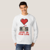 Level Up Your Love, Retro Pixel Gaming Design T-Shirt (Vorne ganz)