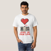 Level Up Your Love, Retro Pixel Gaming Design T-Shirt (Vorne ganz)