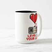 Level Up Your Love, Retro Pixel Gaming Design Zweifarbige Tasse (VorderseiteRechts)