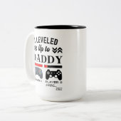 Leveled up to daddy player 1 2 spiel zweifarbige tasse (Vorderseite Links)