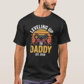 Leveling Up to Daddy Est 2026 Gamer Dad funny T-Shirt (Vorderseite)
