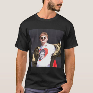 Lewis Capaldi mit Weihnachten T-Shirt