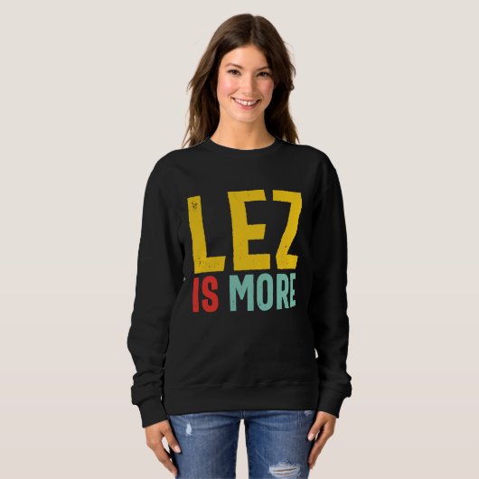 Lez Is More  Distressed LGBT Pride Lesbian Sweatshirt (Vorne ganz)