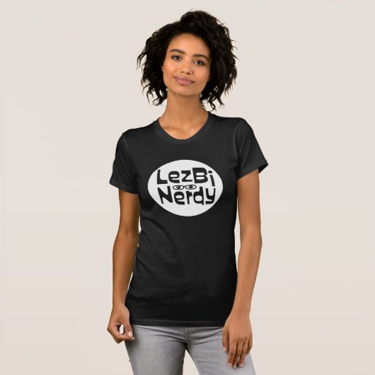 Lezbi Nerdy Basic T-Shirt (weißes Logo) (Vorne ganz)