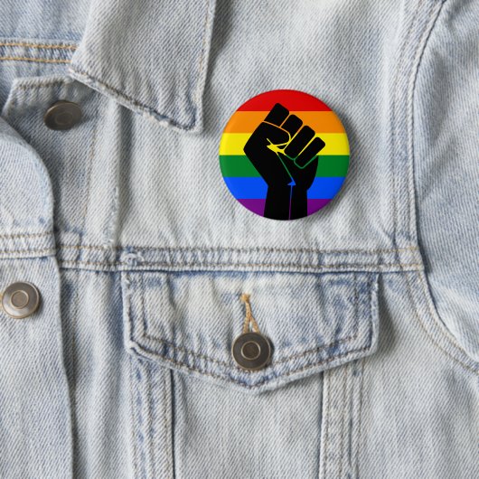 LGBT-Fahne (Regenbogen) mit erhöhter Faust Button (Beispiel)
