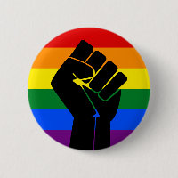 LGBT-Fahne (Regenbogen) mit erhöhter Faust