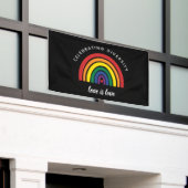 LGBT-Gay Pride feiert Diversity Liebe ist Liebe Banner (Äußeres Gebäude)
