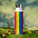 LGBT-Gay Pride-Regenbogenstreifen-Flag-Monogramm L Trinkflasche<br><div class="desc">Schön, lebendig, LGBT-Gay Pride Regenbogenfarben, farbenfrohe geometrische Streifen Muster, kundenspezifisch, personalisiert, modern, cool, stilvoll, elegant, elegant-elegant-elegante Imitate Goldskript / Typografie / Schriftart, schick, verschüttungsfest, Edelstahl, kondensationsresistentes Äußeres, mit Monogramm matt schwarz, haltbar, doppelwandig, Thor Kupfer Vakuum Flasche, der Getränke behalte für 1 Getränke 48 Stunden lang oder kalt. Geben Sie einfach...</div>