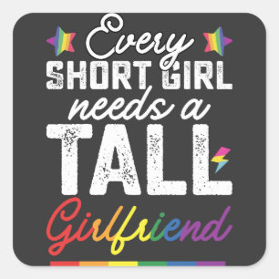 LGBT Jedes Kurze Mädchen braucht eine große Freund Quadratischer Aufkleber