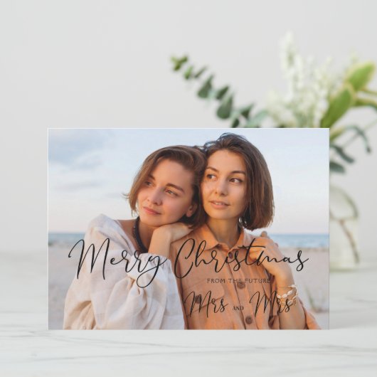 LGBT Minimalistisch Mrs. & Mrs. Christmas (Stehend Vorderseite)