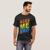 LGBT Pride Kiss Me Bro Moderne Rainbow Typografie T-Shirt (Vorne ganz)
