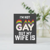 LGBT Prix ist nicht schwul, aber meine Ehefrau ist Einladungspostkarte (Stehend Vorderseite)