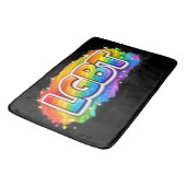 LGBT Regenbogen-Typografie Badematte (Schrägansicht)