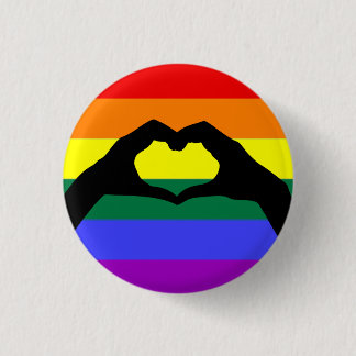 LGBT-Regenbogen und Herz-Hand-Silhouette Button