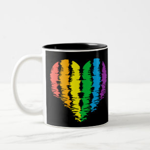 LGBT+ Stolz. Herz Regenbogen. Zweifarbige Tasse