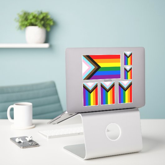 LGBTQ+-Flag für den Fortschritt Aufkleber (Laptop auf Schreibtisch)