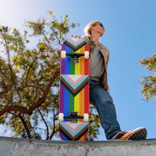 LGBTQ+-Flag für den Fortschritt Skateboard (Außenbereich 1)