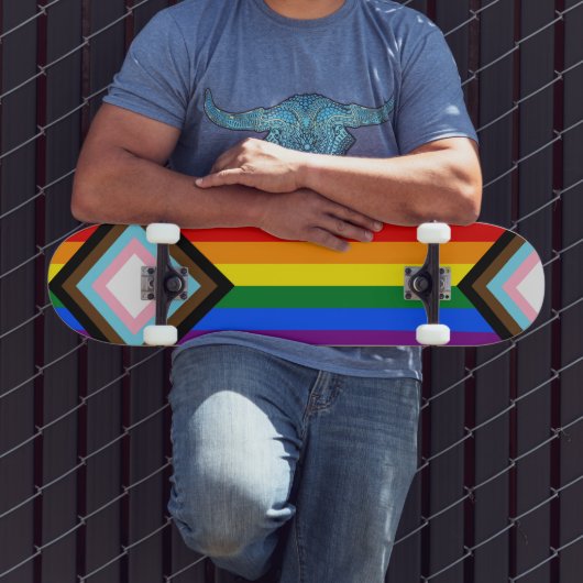 LGBTQ+-Flag für den Fortschritt Skateboard (Außenbereich 3)