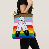 LGBTQ+-Fortschrittsflagge mit zwei Geistern Tasche (Von Nahem)