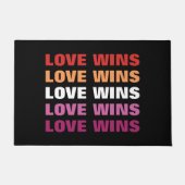 LGBTQ Lesbische Pride-Liebe gewinnt benutzerdefini Fußmatte (Vorderseite)