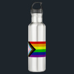 LGBTQ -Preis Edelstahlflasche<br><div class="desc">Die "Progress"-Variante der Regenbogenflagge fügt ein Zickzack entlang der Weste hinzu, das schwarze, braune, hellblaue, rosa und weiße Streifen aufweist, um diese Gemeinschaften (farbige Randgruppen, TransIndividuen, HIV/AIDS-Bewohner und verloren gegangene Menschen) in den Vordergrund zu rücken; "der Pfeil zeigt auf, dass die Vorwärtsbewegung sichtbar ist, während er am links Rand liegt,...</div>