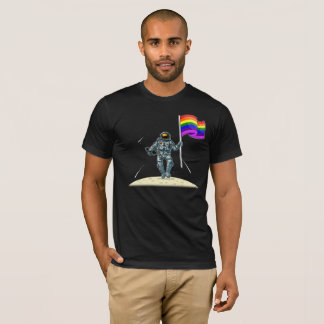 LGBTQ Stolz-Regenbogen-Flagge - Astronaut auf Mond T-Shirt
