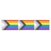 LGBTQ & Stolz - Regenbogen-Fortschrittsflagge Kurzer Tischläufer (Horizontal)