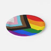 LGBTQ & Stolz - Regenbogen-Fortschrittsflagge Pappteller (Schrägansicht)