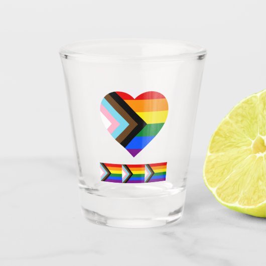 LGBTQ & Stolz - Regenbogen-Fortschrittsflagge Schnapsglas (Vorderseite)