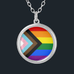LGBTQ & Stolz - Regenbogen-Fortschrittsflagge Versilberte Kette<br><div class="desc">Nekklace: Rainbow Flag & the "Progress" Variation fügen einen Zickzack entlang des Hüftgeländes hinzu, der schwarze, braune, hellblaue, rosa und weiße Streifen aufweist, um diese Gemeinschaften (marginalisierte Farbmenschen, TransIndividuen, HIV/AIDS-Infizierte und Verlierer) an die Spitze zu bringen; "Der Pfeil zeigt rechts, dass sich Bewegung vorwärts zeigen muss, während er an der...</div>