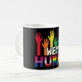 LGBTQ Stolz Wir sind alle menschliche Regenbogenha Kaffeetasse (Vorderseite Links)