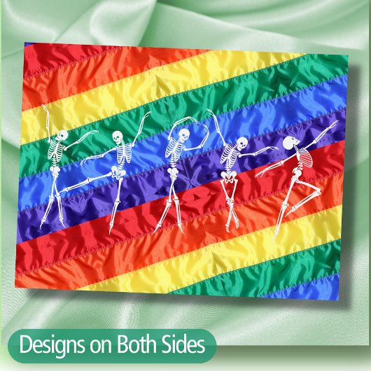 LGBTQ tanzendes Skelett Regenbogenflagge quees Par Postkarte
