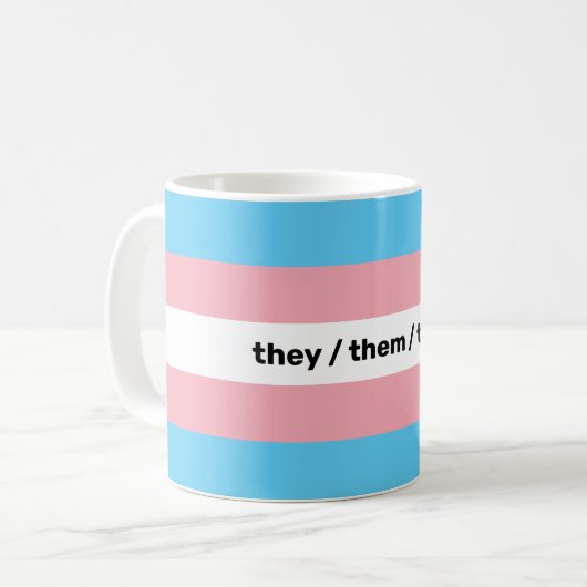 LGBTQI+ Transgender-Pride-Flag mit Pronomen Kaffeetasse (Vorderseite Links)