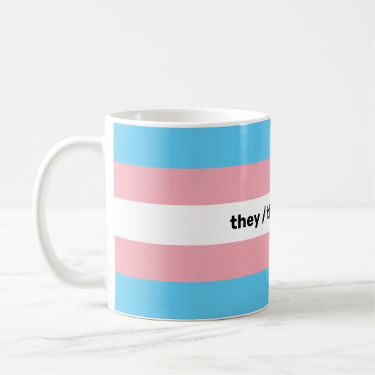 LGBTQI+ Transgender-Pride-Flag mit Pronomen Kaffeetasse (Links)