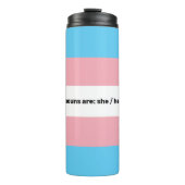 LGBTQI+ Transgender-Pride-Flag mit Pronomen Thermosbecher (Vorderseite)