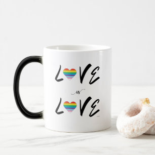 LGBTQIA-LIEBE ist LIEBE-Rainbow-Herzpreisflagge Verwandlungstasse