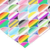 LGBTQIA+ Queer gewellte Pride-Flaggen-Fans Tischdecke (Schrägansicht)