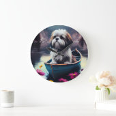 Lhasa Apso auf einem Paddle: Ein Landschaftliches  Große Wanduhr (Zuhause)